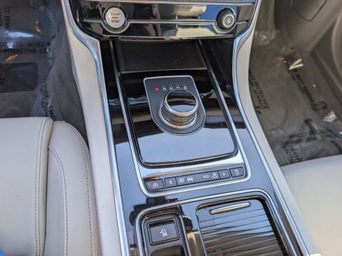 Used 2017 Jaguar XF Premium image 18