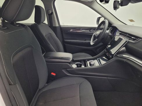 Used 2023 Jeep Grand Cherokee Laredo image 21