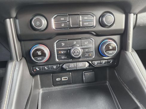 Used 2024 Chevrolet Suburban Premier AWD/4WD image 27