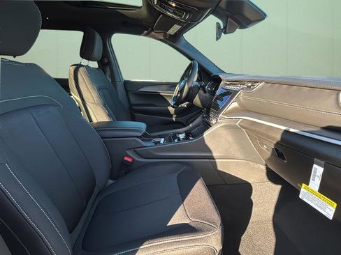 New 2025 Jeep Grand Cherokee L Laredo image 41