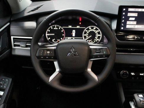 New 2025 Mitsubishi Outlander SE image 23