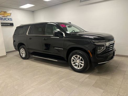 Used 2025 Chevrolet Suburban LT AWD/4WD image 2