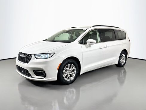 Used 2022 Chrysler Pacifica Touring-L FWD image 4
