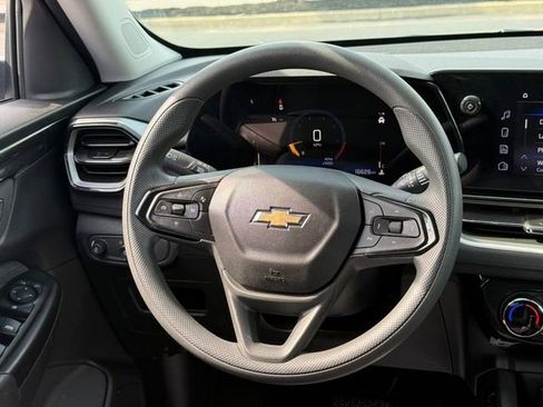 Used 2025 Chevrolet TrailBlazer LT AWD/4WD image 13
