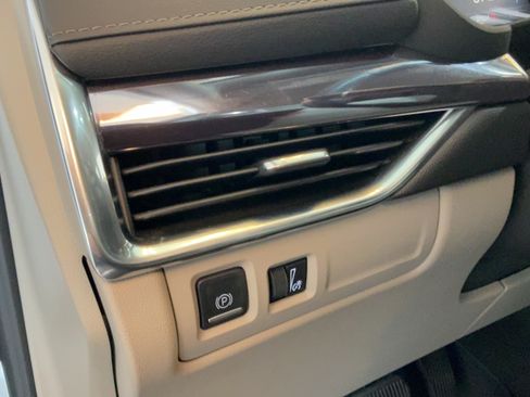 Used 2021 Cadillac XT4 Luxury w/ Cold Weather Package FWD image 18