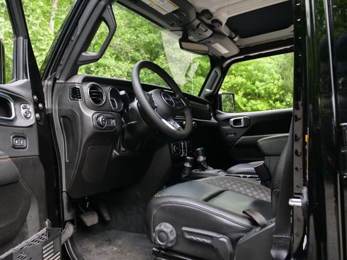 Used 2023 Jeep Gladiator Overland AWD/4WD image 19