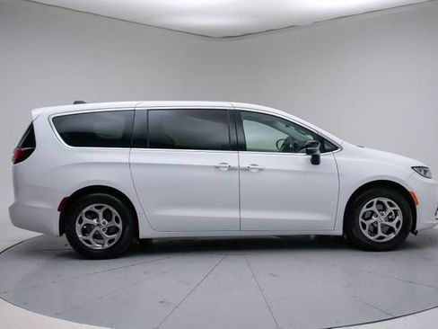 Used 2024 Chrysler Pacifica Limited FWD image 9