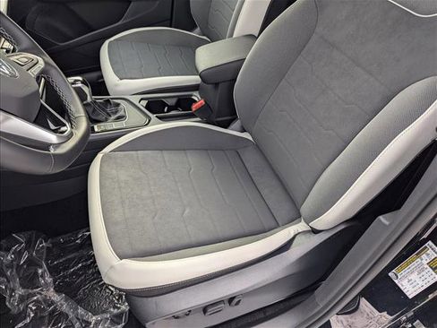 Certified 2025 Volkswagen Taos SE image 4
