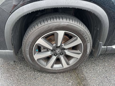 Used 2025 Honda Pilot Touring image 2