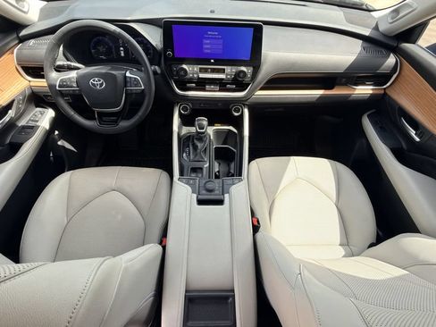 Used 2025 Toyota Grand Highlander AWD image 12