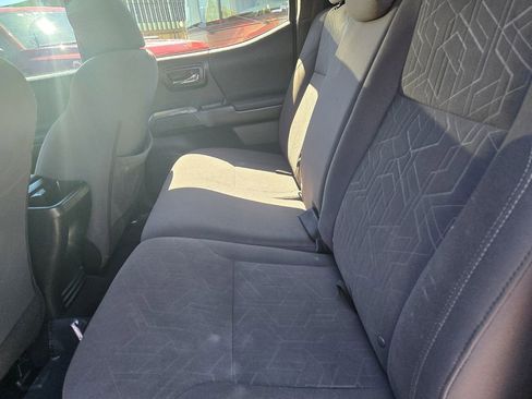 Used 2018 Toyota Tacoma TRD Sport w/ Technology Package image 32