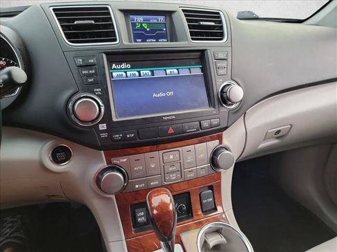Used 2011 Toyota Highlander Limited w/ Tow Pkg FWD image 17