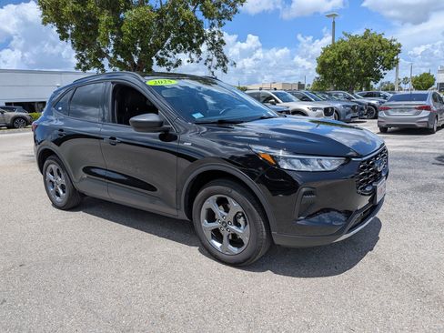Used 2025 Ford Escape ST-Line AWD/4WD image 2