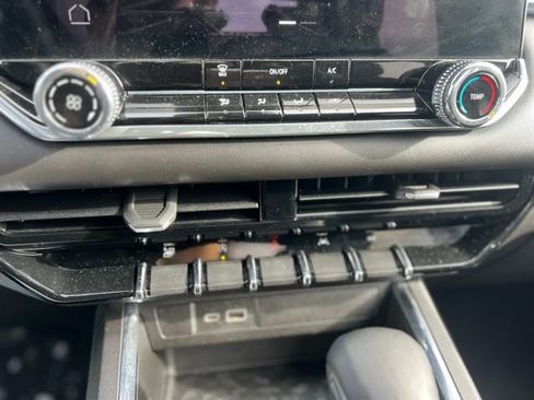 Used 2024 GMC Canyon Elevation image 17