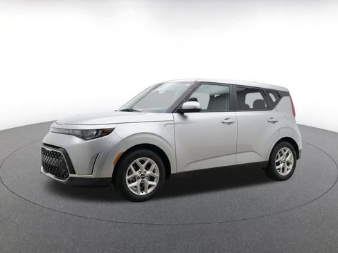 Used 2025 Kia Soul LX w/ LX Technology Package FWD image 3