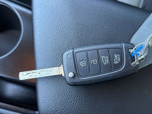 Used 2025 Hyundai Elantra SE FWD image 34