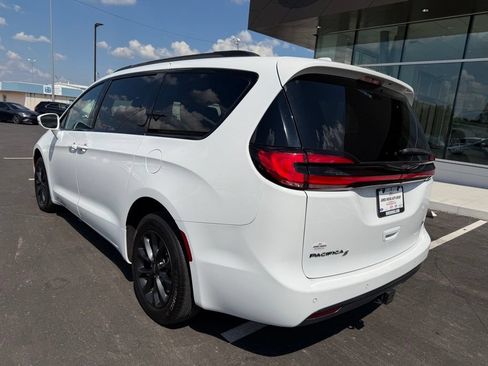 Used 2021 Chrysler Pacifica Touring-L w/ S Appearance Package AWD/4WD image 8