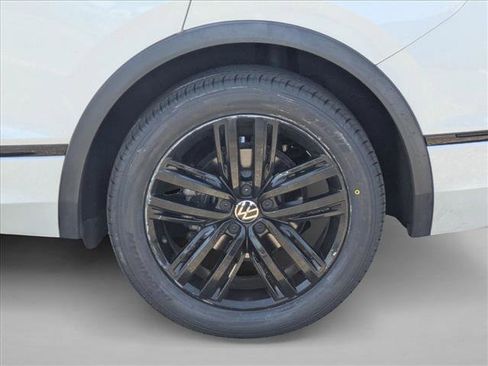 Used 2022 Volkswagen Tiguan SE R-Line image 21