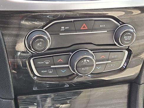 Used 2015 Chrysler 300 Limited RWD image 16