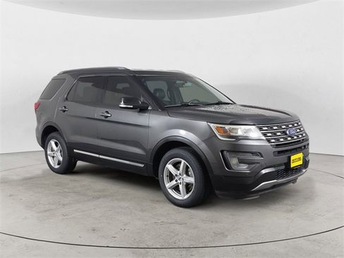 Used 2017 Ford Explorer XLT w/ Equipment Group 202A image 7