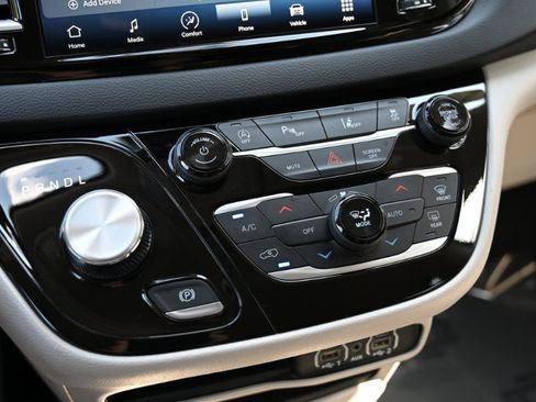 Used 2023 Chrysler Pacifica Touring-L FWD image 30