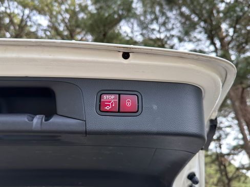 Used 2019 Mercedes-Benz GLC 300 4MATIC image 17