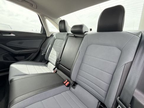 Used 2025 Volkswagen Jetta SE FWD image 22