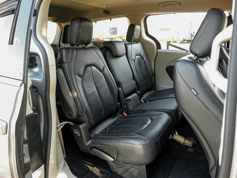 Used 2019 Chrysler Pacifica Touring-L image 47