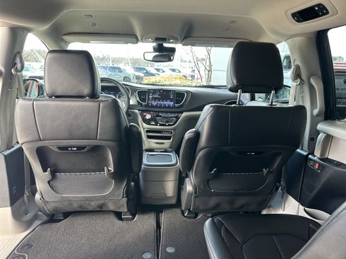 Used 2024 Chrysler Pacifica Touring-L image 21