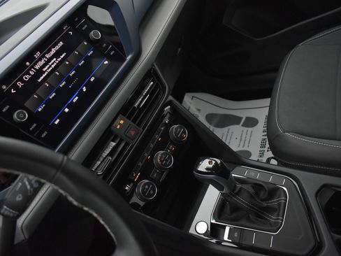 Used 2024 Volkswagen Taos SE image 25