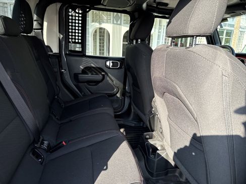 Used 2023 Jeep Gladiator Rubicon w/ Cold Weather Group image 32