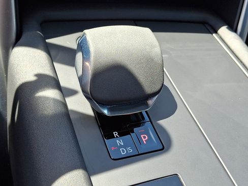 Certified 2024 Land Rover Discovery Dynamic SE image 16