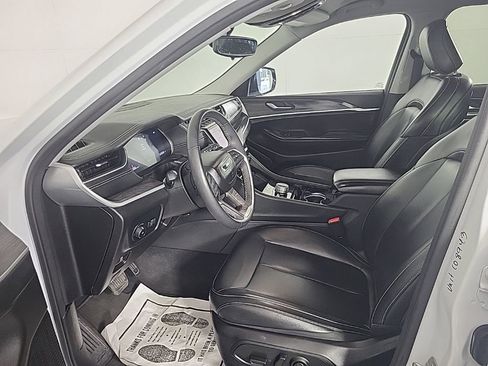 Used 2023 Jeep Grand Cherokee Limited image 16