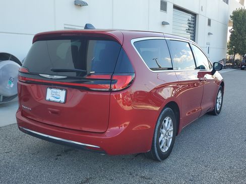Used 2024 Chrysler Pacifica Touring-L image 6