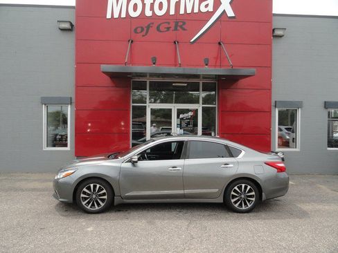 Used 2016 Nissan Altima 2.5 SV w/ Convenience Package FWD image 2