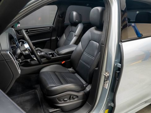 Certified 2022 Porsche Cayenne GTS AWD/4WD image 5