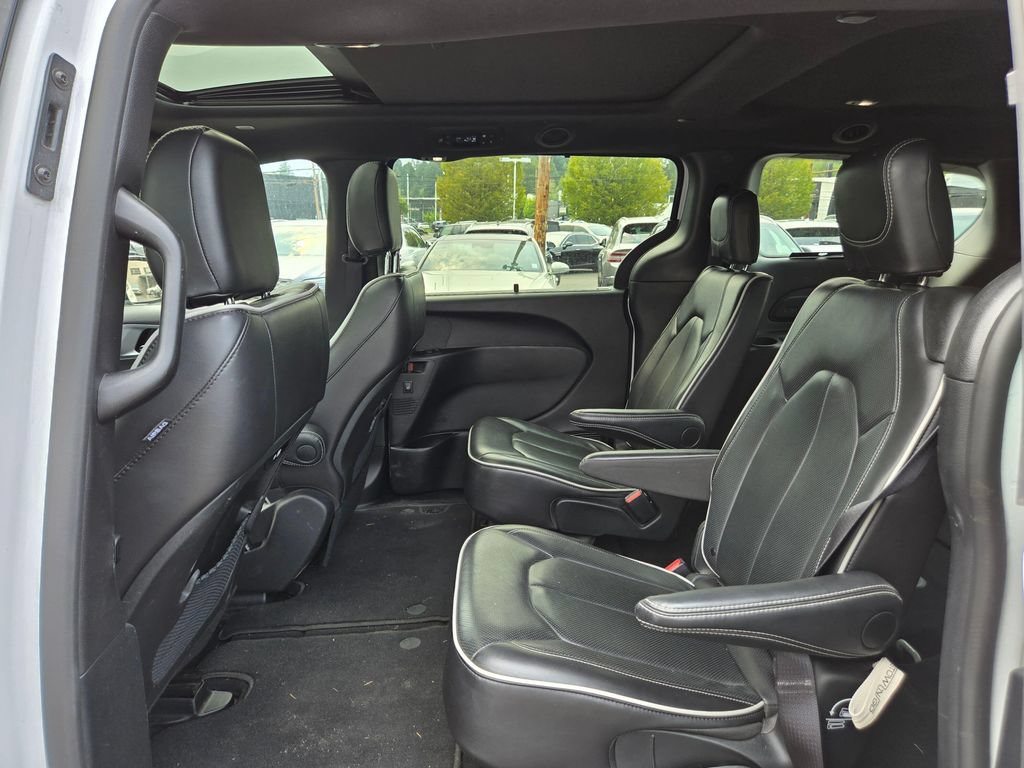 Used 2025 Chrysler Pacifica Limited FWD image 16