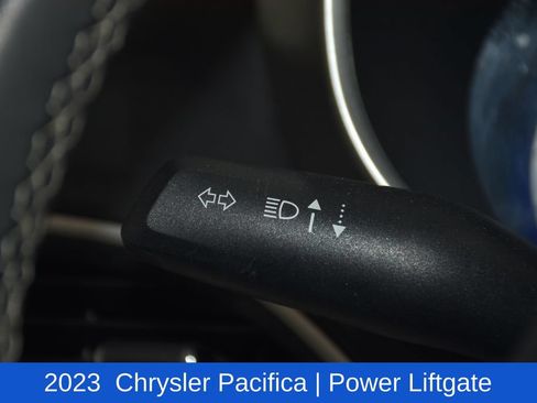 Used 2023 Chrysler Pacifica Touring-L FWD image 11