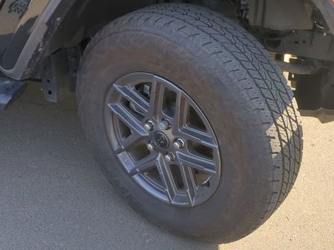 Used 2024 Jeep Gladiator Sport AWD/4WD image 7