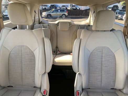 Used 2018 Chrysler Pacifica Touring Plus FWD image 36