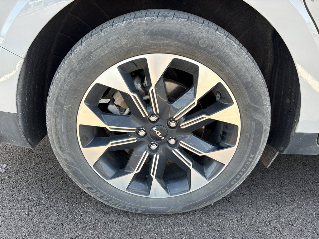 Used 2024 Kia Carnival EX FWD image 14