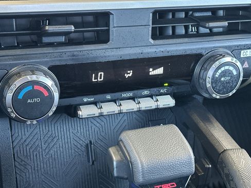Certified 2025 Toyota Tacoma TRD Off-Road AWD/4WD image 18