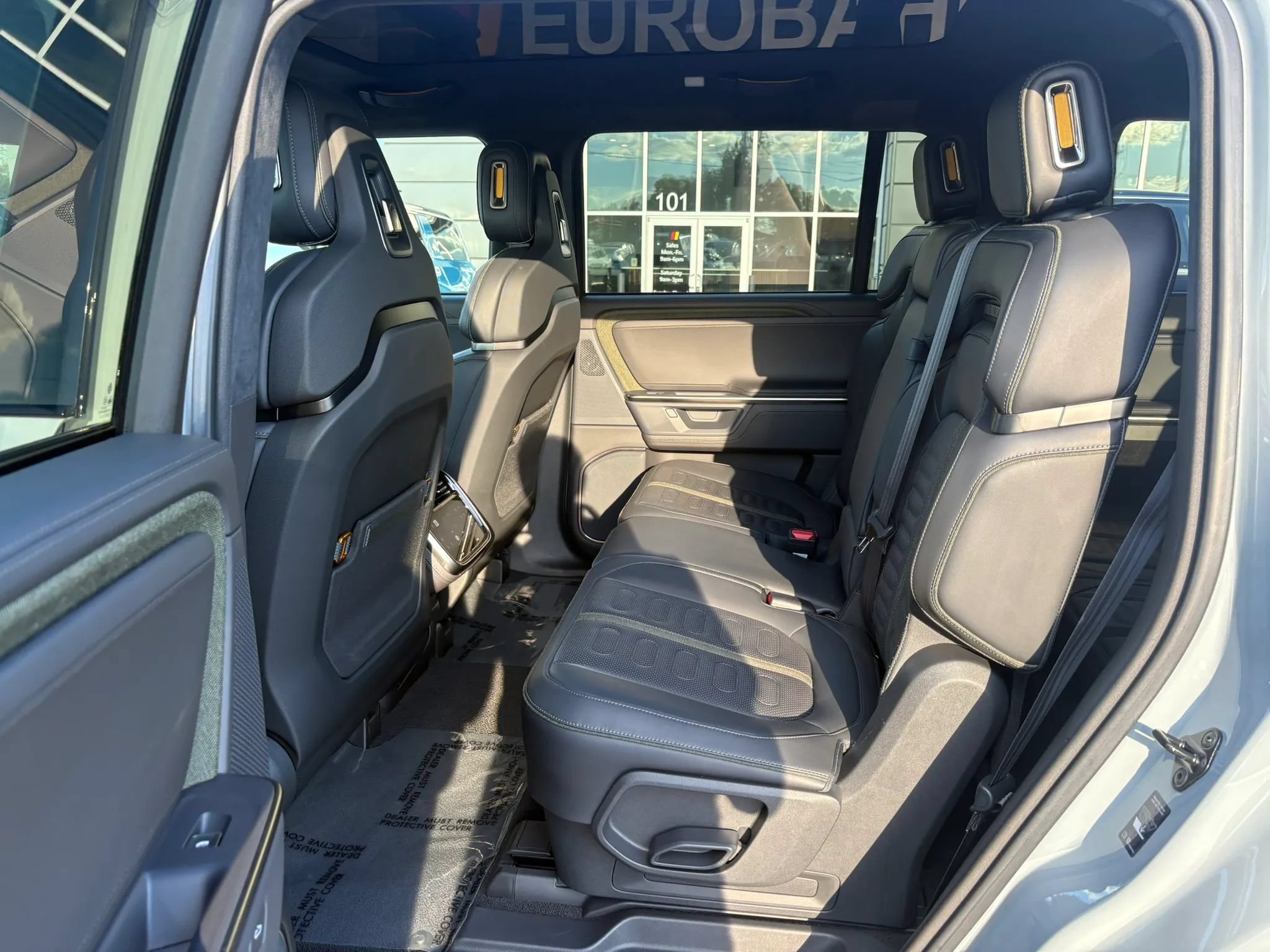 Used 2025 Rivian R1S Adventure Dual AWD/4WD image 10
