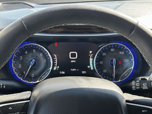 Used 2023 Chrysler Pacifica Limited image 18