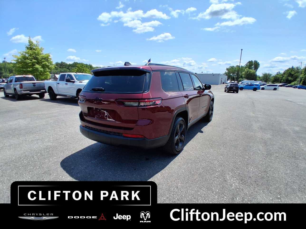Used 2023 Jeep Grand Cherokee L Laredo AWD/4WD image 4