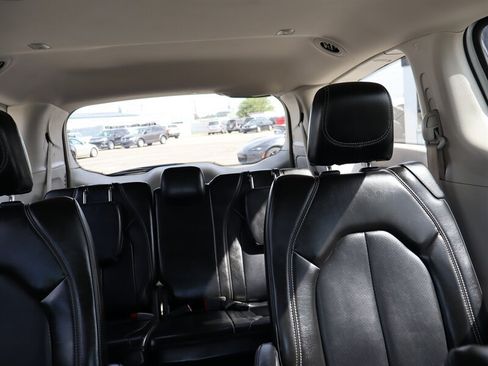 Used 2023 Chrysler Pacifica Touring-L FWD image 11