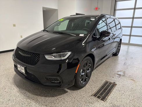 New 2026 Chrysler Pacifica Limited w/ S Appearance Package image 22