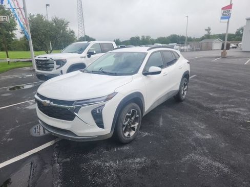 Used 2025 Chevrolet Trax LT FWD image 1