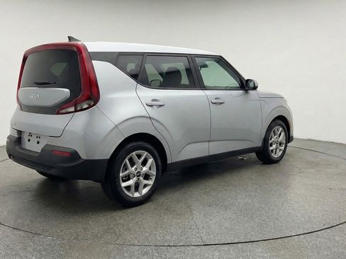 Used 2025 Kia Soul LX w/ LX Technology Package FWD image 9