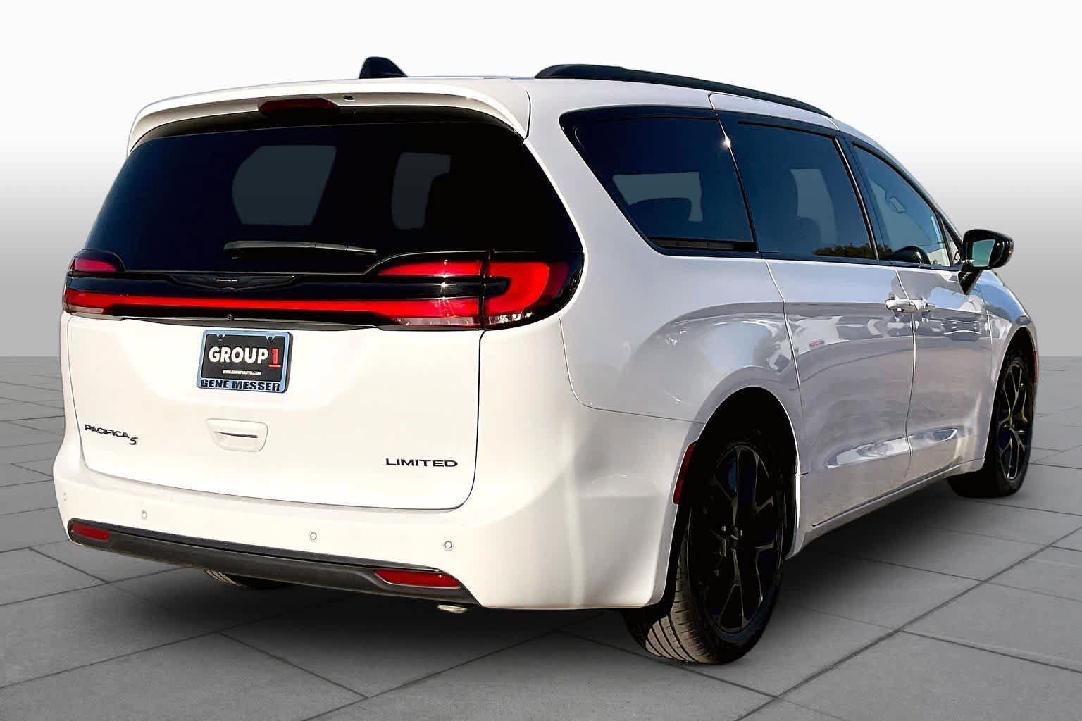 Used 2025 Chrysler Pacifica Limited FWD image 12